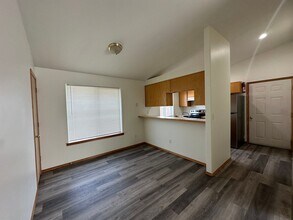 Building Photo - 2132-2142 SW Reindeer Ave