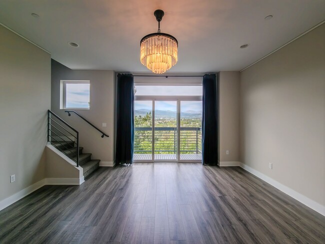 Foto del edificio - Modern Luxury Condo with Panoramic Views | 3-Story Condo + Private Rooftop Deck