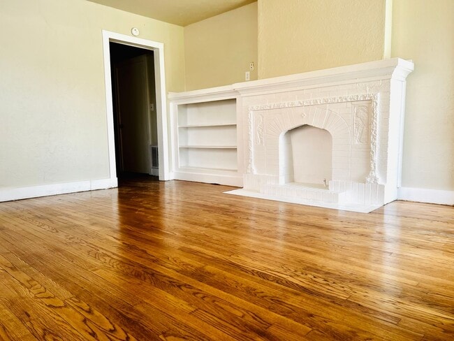 Photo - Charming 2BD 1BA Duplex in Crestwood!! House