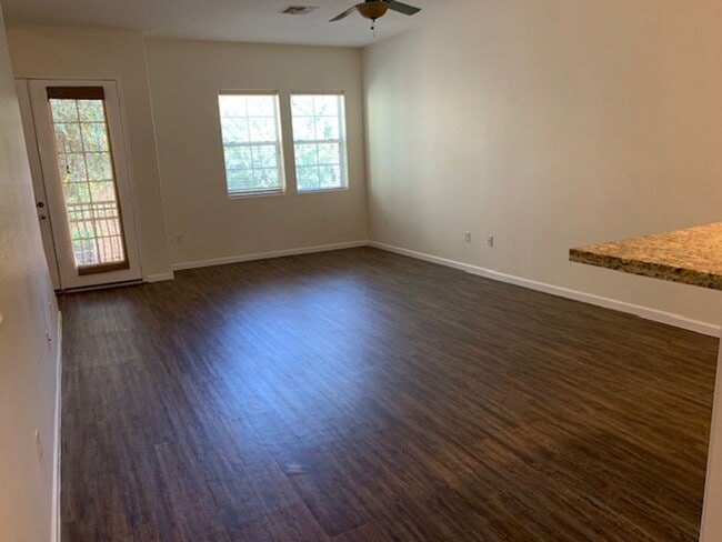 Foto del edificio - Condo in walking distance to downtown Chandler
