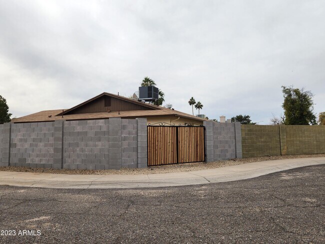 Foto del edificio - 3746 W Surrey Ave