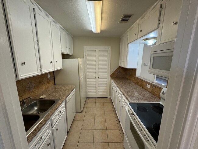 Foto del edificio - 8915 Emnora Ln