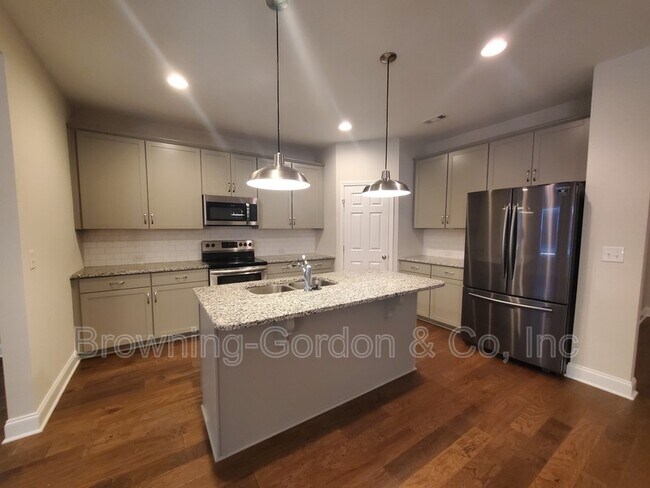 Building Photo - 554 Oakvale Ln