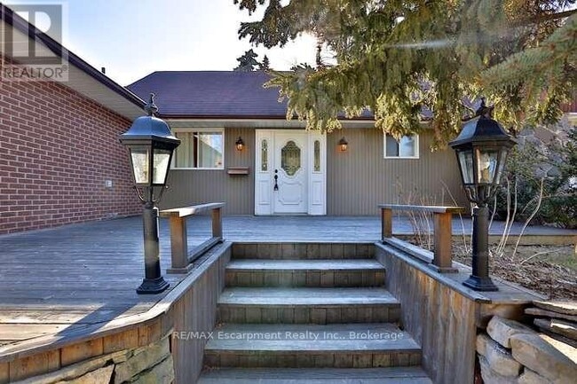 Building Photo - 1336 Queen Victoria Ave