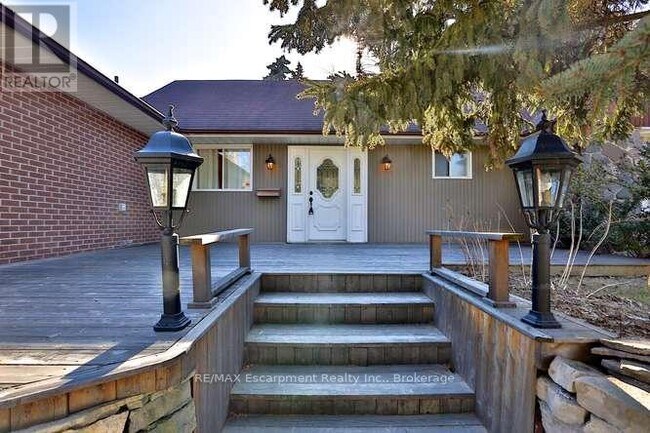 Photo du bâtiment - 1336 Queen Victoria Ave