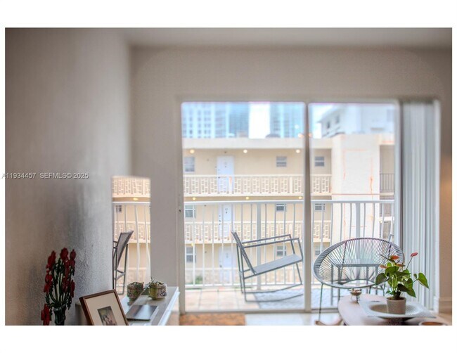 Foto del edificio - 677 NE 24th St