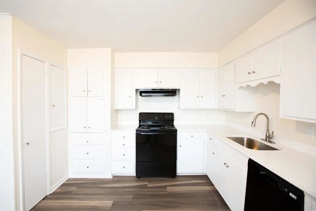 Building Photo - 13324 Alexander Rd