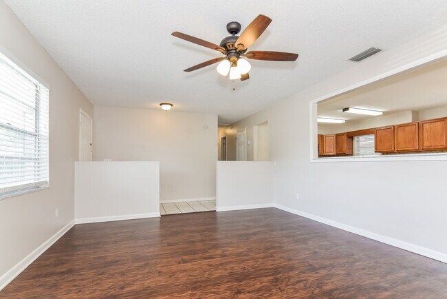 Building Photo - 110 7th Jpv St