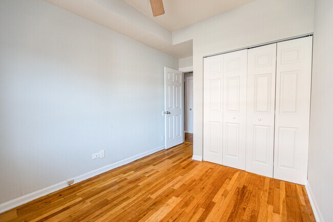 Foto del edificio - 1047 W Montrose Ave
