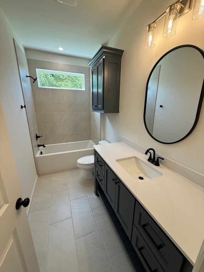 Foto del edificio - Fall special! flexible terms and easy move in!! 3 bed 2 bath 2 car in bungalow Heights, beautiful...