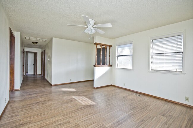 Foto del edificio - ***726 McClure Ave***