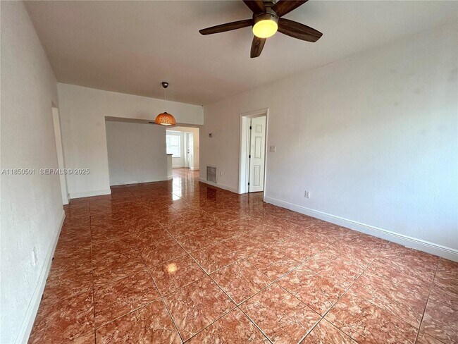 Foto del edificio - 110 NE 56th St