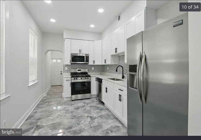 Building Photo - 118 S Conkling St