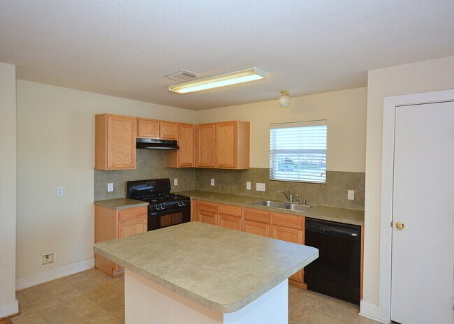 Foto del edificio - MOVE IN READY 3/2/2 WITH OPEN FLOOR PLAN. KITCHEN FEATURES OAK CABINETS, BLACK APPLICANCES AND BR...
