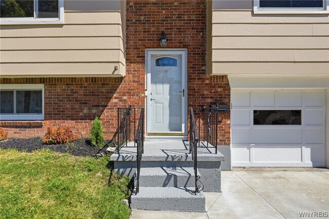 Building Photo - 35 Tomcyn Dr