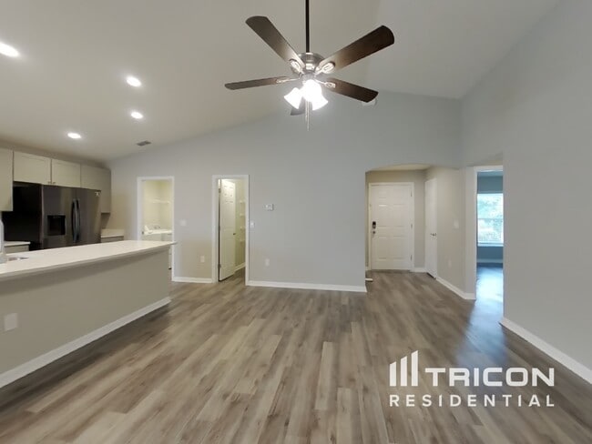 Building Photo - 705 Persian Dr