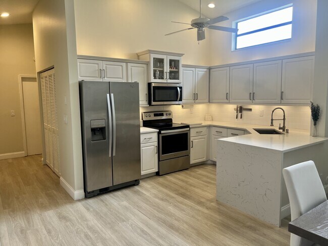 Building Photo - 565 Lakeside Cir