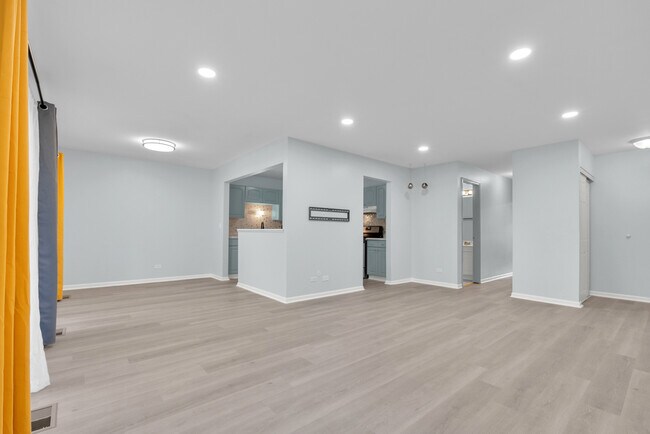 Building Photo - 218 Deerpath Ct