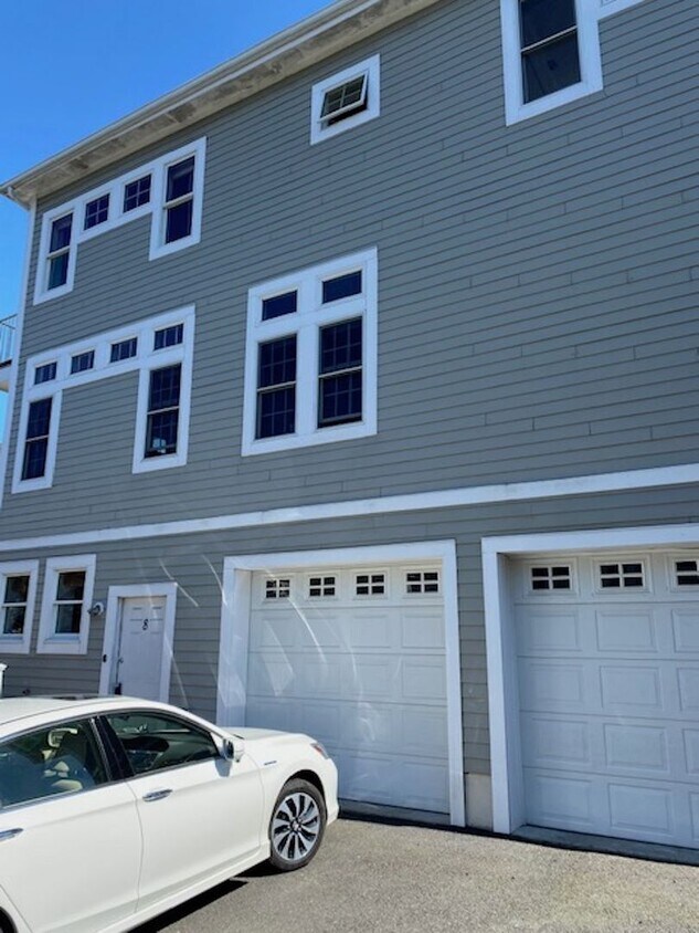 Primary Photo - Three Bedroom 3.5 baths Townhouse for Rent...