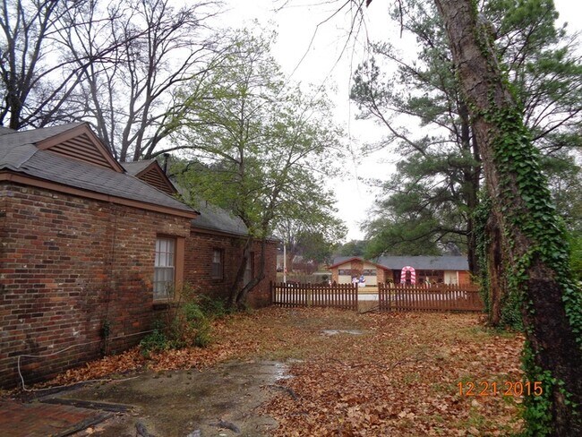 Building Photo - 3900 Hermitage Dr