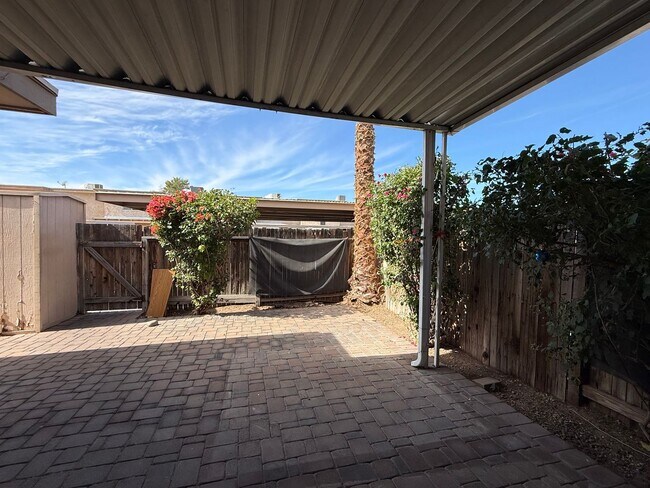Foto del edificio - Beautiful END UNIT Scottsdale Townhome In The Heart Of Scottsdale