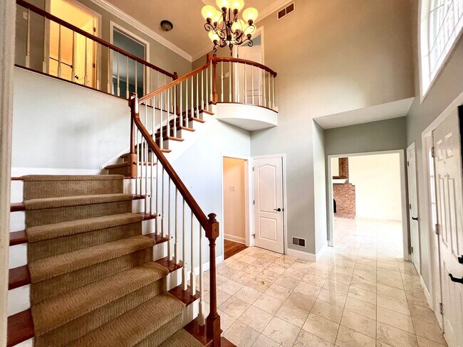 Building Photo - Pittsburgh - 5 Bedroom 3.5 Bathroom - Beau...