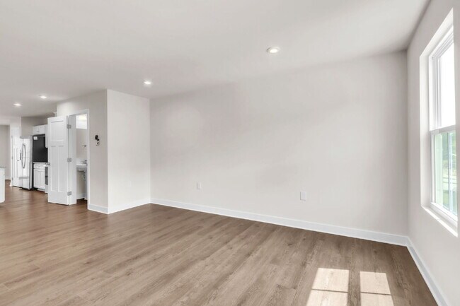 Building Photo - Modern New, Never Lived-in 3BR/2.5BA Townh...