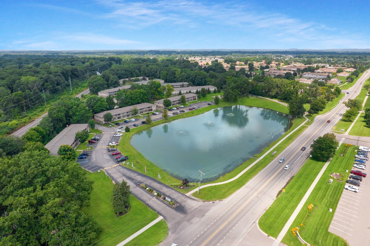 Waters Edge Apartments - 549 Lakewood Dr South Lyon, MI