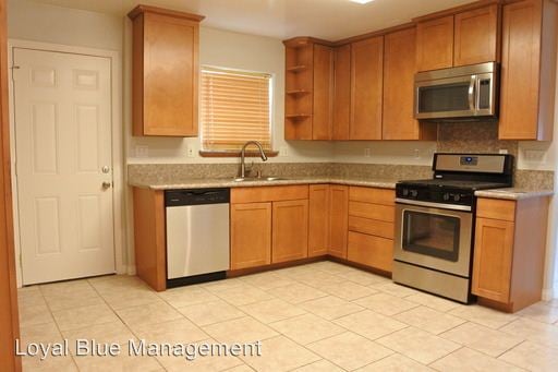 Primary Photo - 1048 W Newgrove St