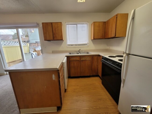 Building Photo - Available Now! 2 bed1 bath Palisade Apartm...