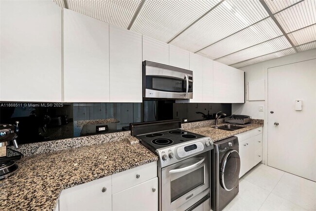 Foto del edificio - 5055 Collins Ave