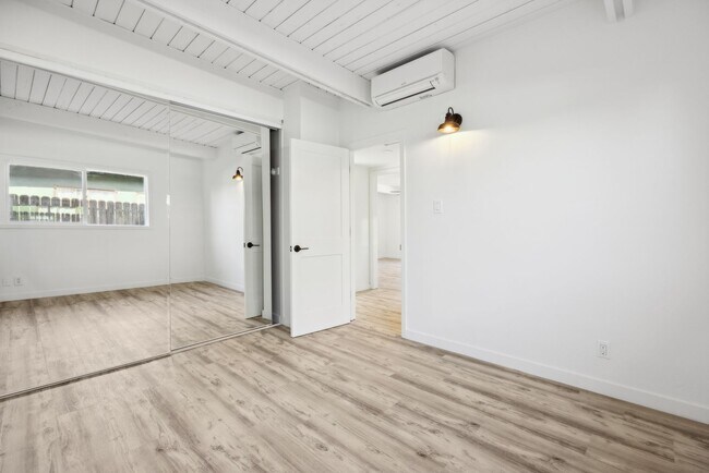 Building Photo - Creston Dr. Duplex