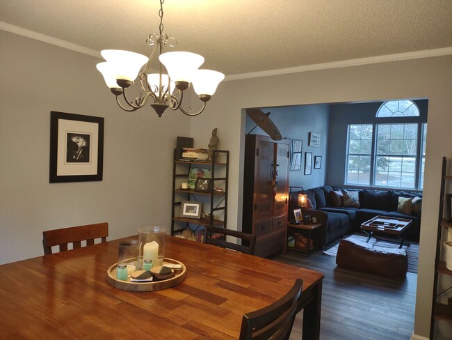 Foto del edificio - Extraordinary Three Bedroom/Two and a Half...