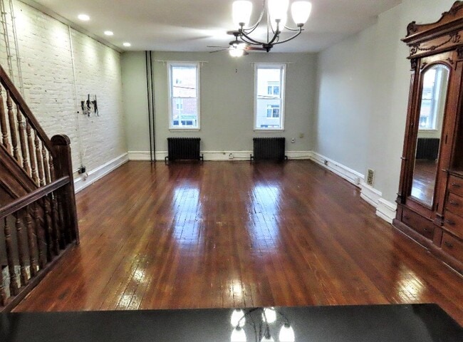 Building Photo - 618 E Girard Ave