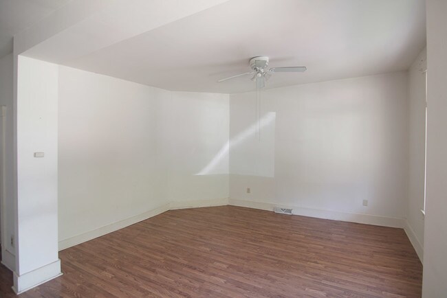 Building Photo - 527 Jeanette St