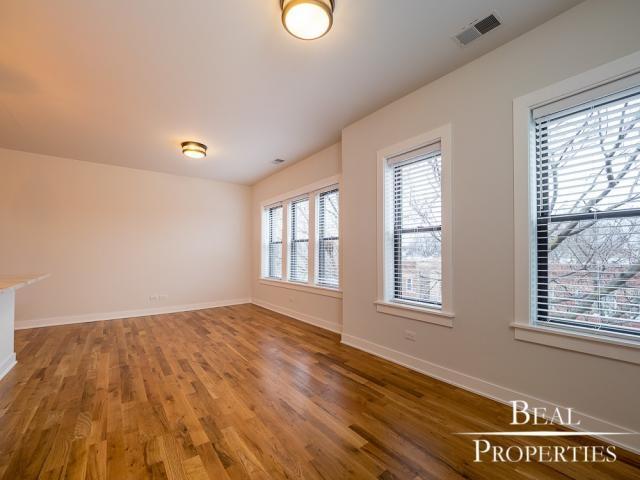 Foto principal - 2 bedroom in CHICAGO IL 60625