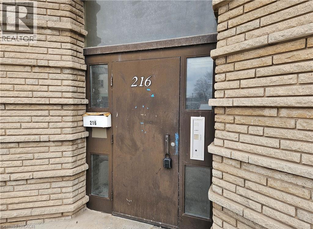 Building Photo - 216 Parkdale Ave N