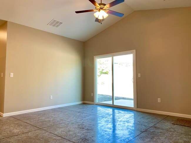 Building Photo - Recent construction --  3 bed/ 2 bath Dupl...