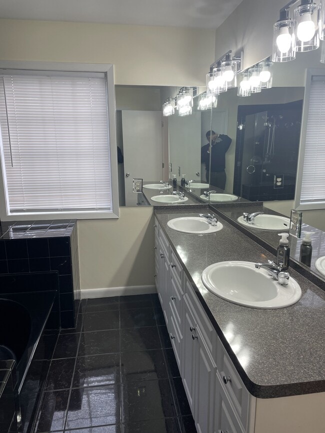 Foto del edificio - 11080 Kimball Crest Dr