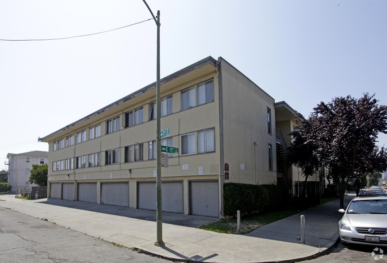 Building Photo - Viking Apartments