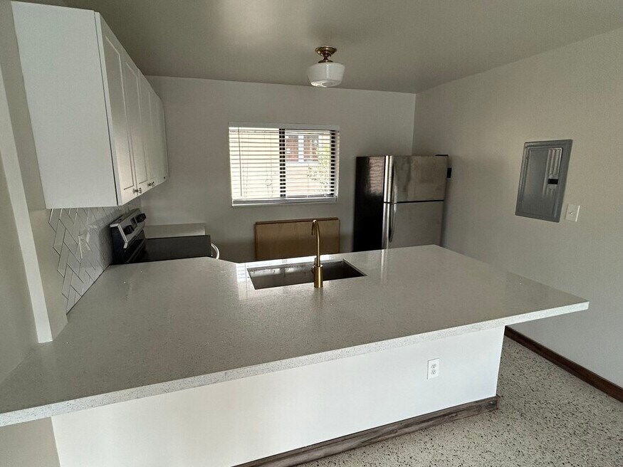 910 SW 4th Ave