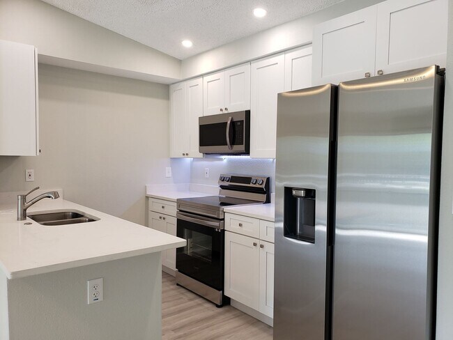 Foto del edificio - Ground Level Condo; Private Driveway; Corn...