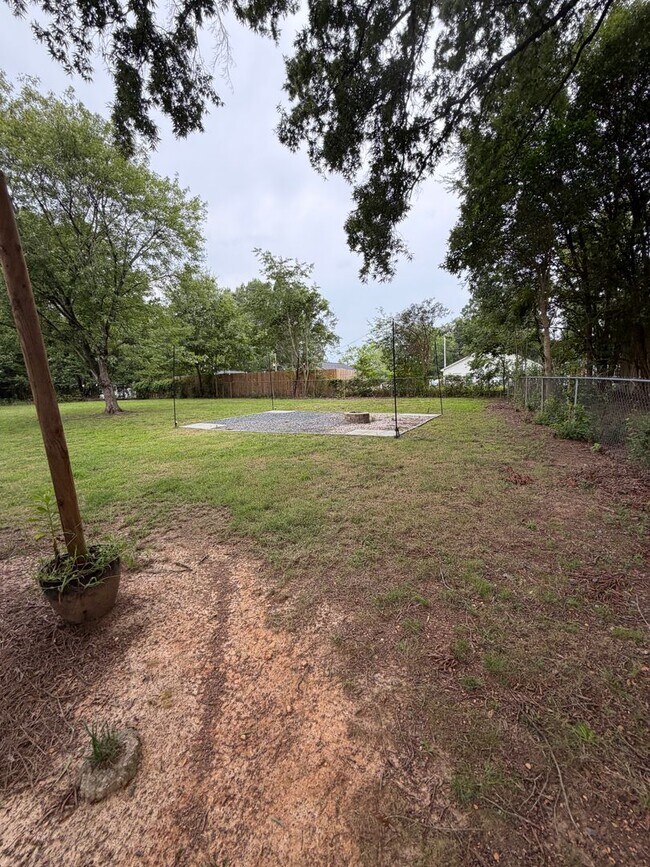 Foto del edificio - 3 bedrooms, large lot, updated interior!