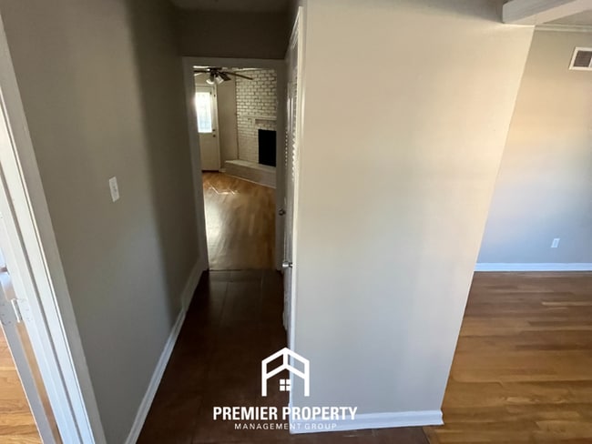 Building Photo - 1601 Favell Dr