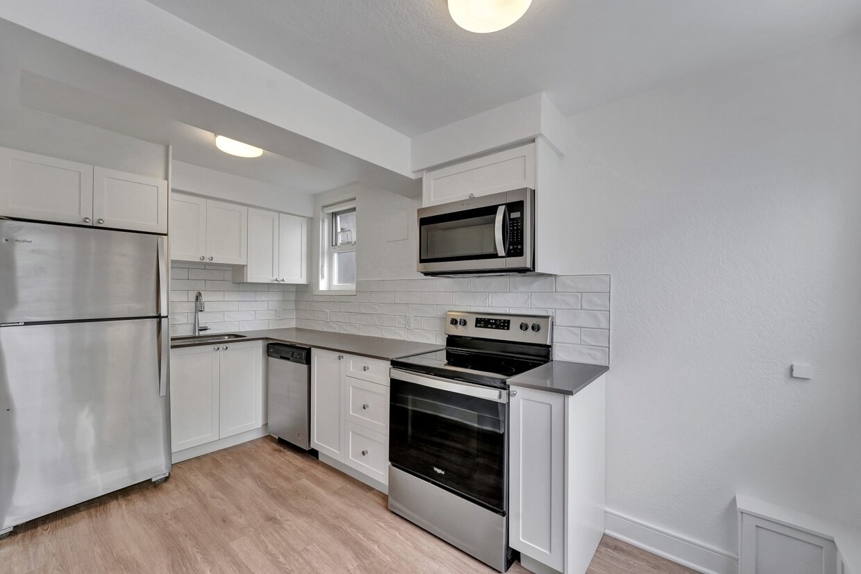 Primary Photo - The Seacrest Apartments