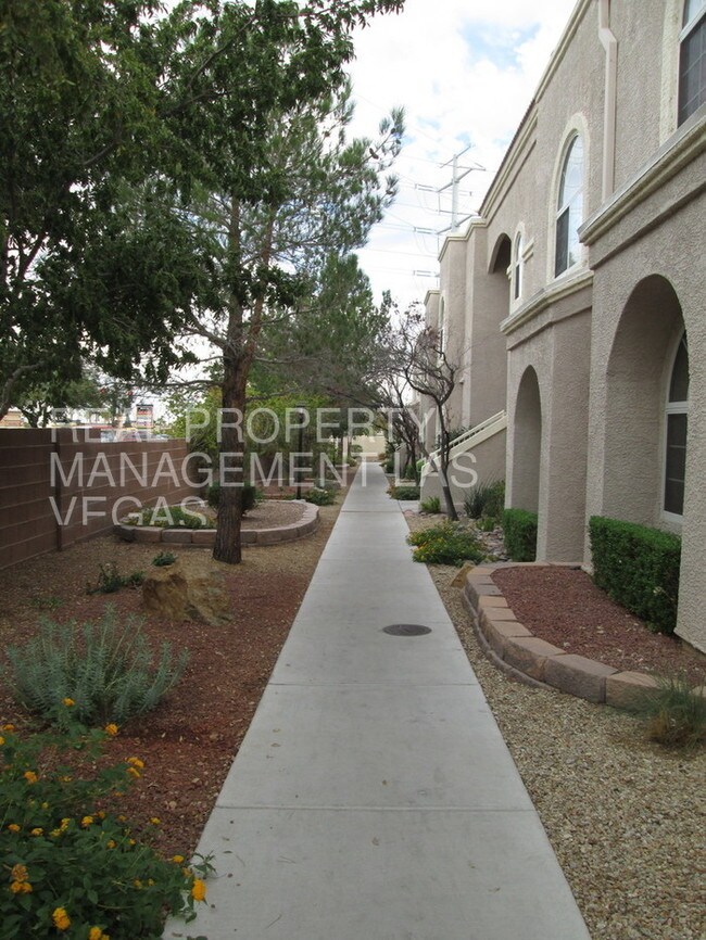 Foto del edificio - 3125 N Buffalo Dr