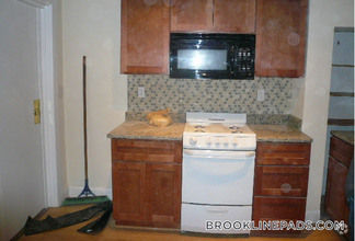 Building Photo - 1064 Beacon St