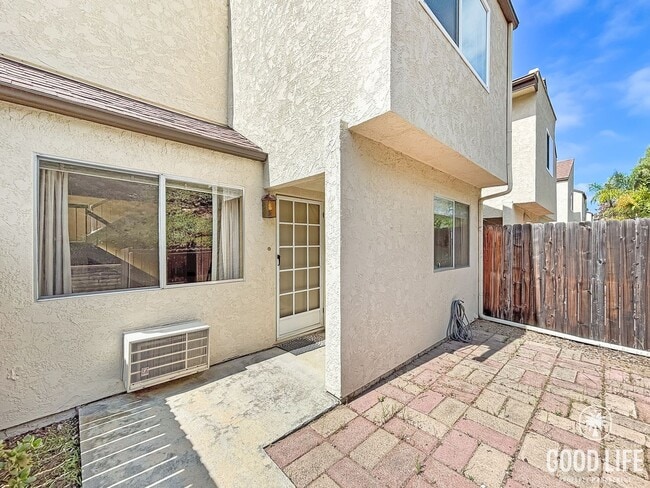 Building Photo - Spacious 3BD/2.5BA Townhouse in UTC W/ 2-C...