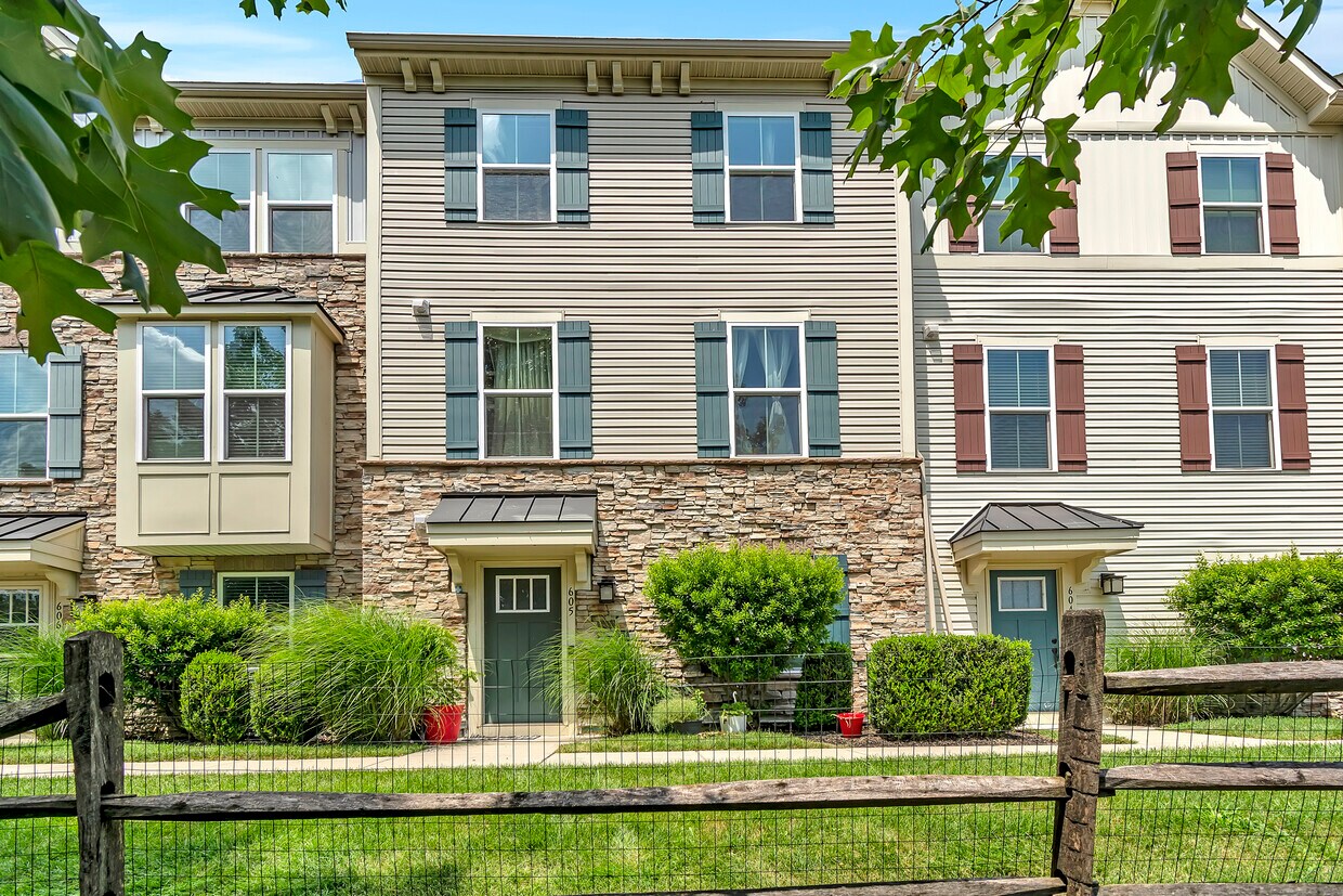 Foto principal - 605 Bayside Ct