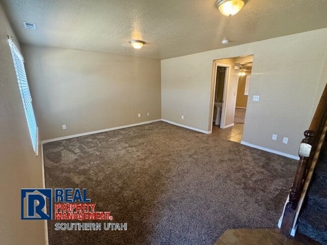 Building Photo - Hidden Valley Townhome